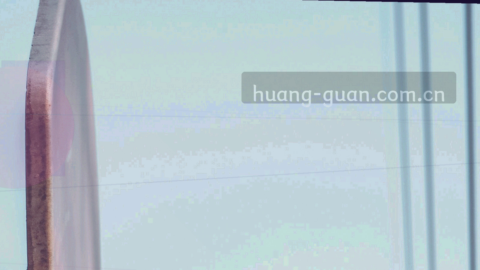 低饱和远山轮廓与湖面反光构成的抽象背景，带微噪点质感
